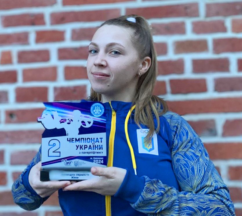 Магістрантка Альона Канюка з нагородою за друге команде місце серед жінок